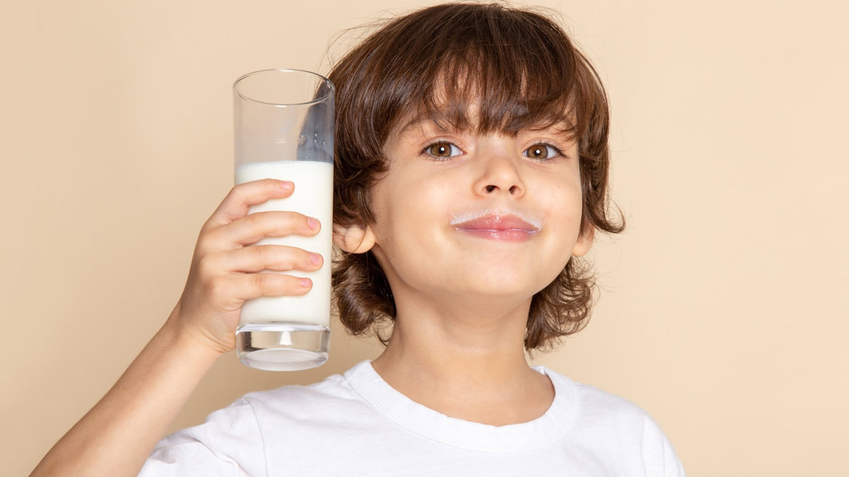 बच्चों को दूध में गुड़ डालकर देने के 5 फायदे